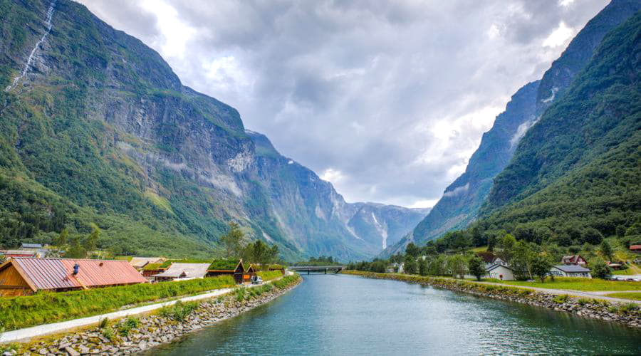 Nasze usługi wynajmu samochodów oferują różnorodny wybór pojazdów w Aurlandsvangen.